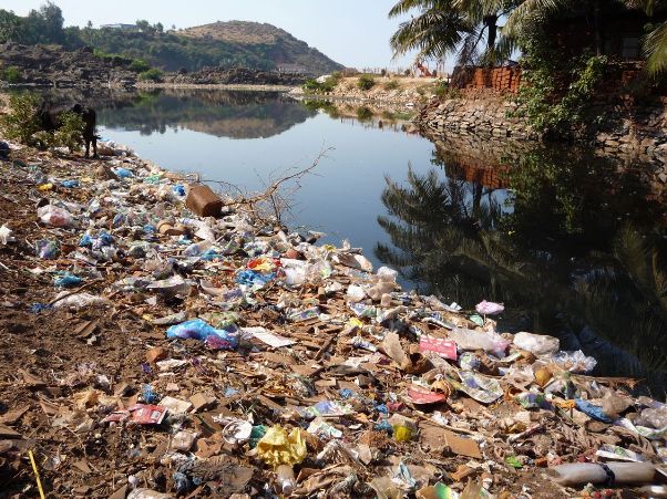 plasticne flase u reci