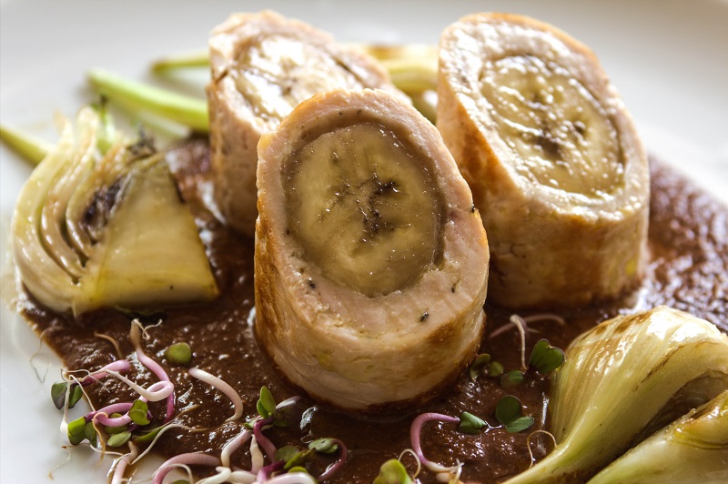 Pileće rolnice s bananom u Mole Poblano sosu