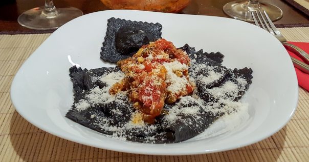crni-ravioli-s-tunom
