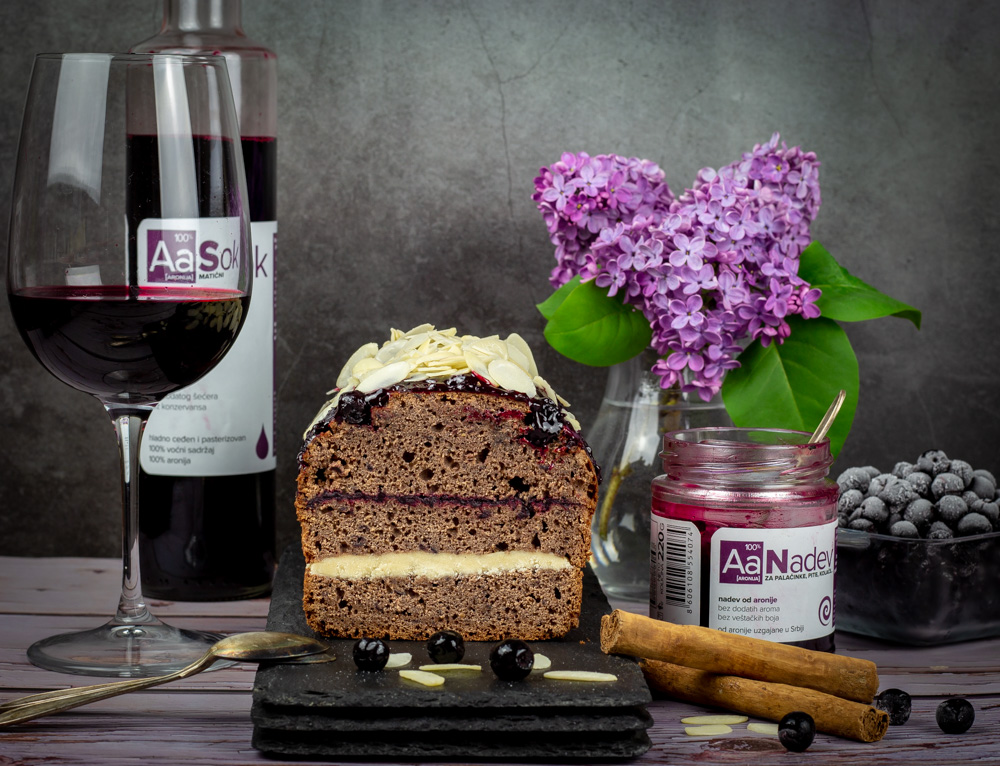Aromatični kolač sa pastom od blanširanih badema & džemom od aronije i šljive